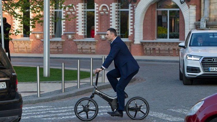 Киевский мэр Виталий Кличко заявил, что будет ездить на работу на велосипеде