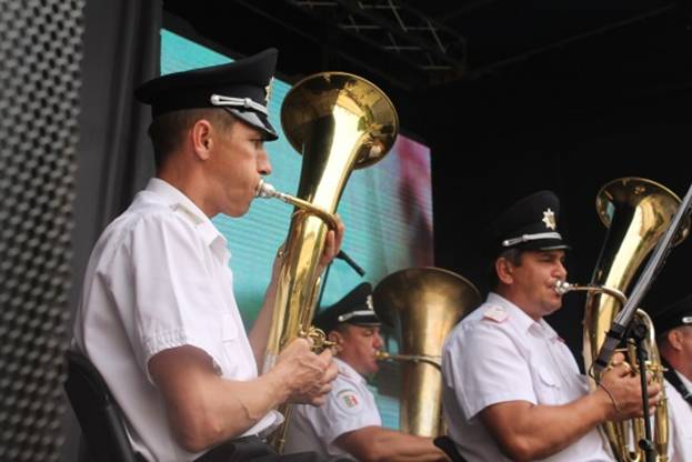 Музыканты в полицейской форме выступили в первый день уникального праздника