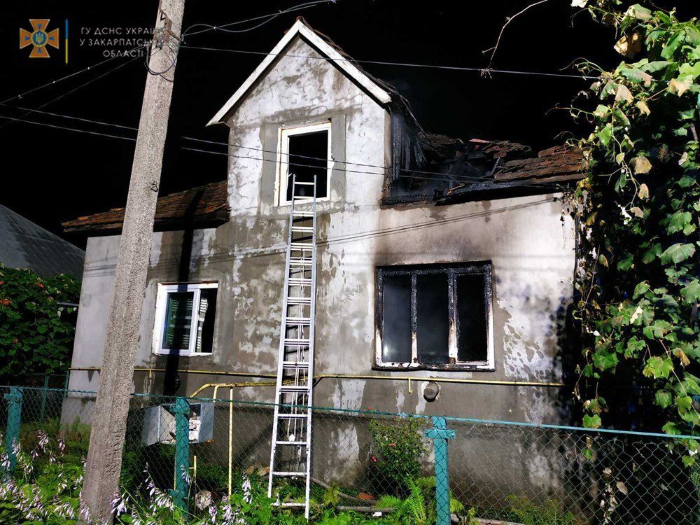 В Закарпатье масштабный пожар напрочь разрушил целый дом 