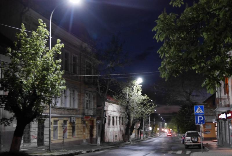На улицах Ужгорода коммунальные службы восстановили уличное освещение