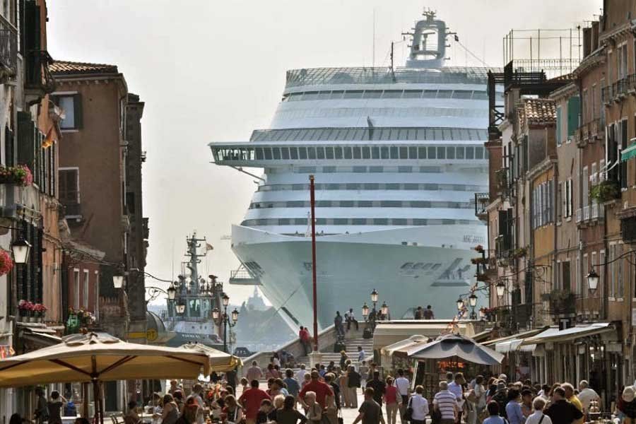 Гигантский круизный лайнер на фоне кажущейся игрушечной Венеции