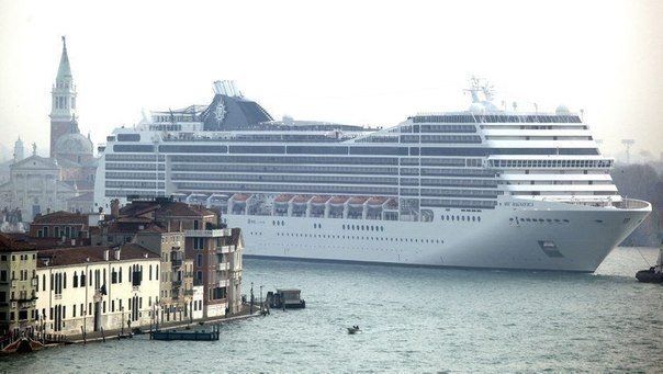Гигантский круизный лайнер на фоне кажущейся игрушечной Венеции