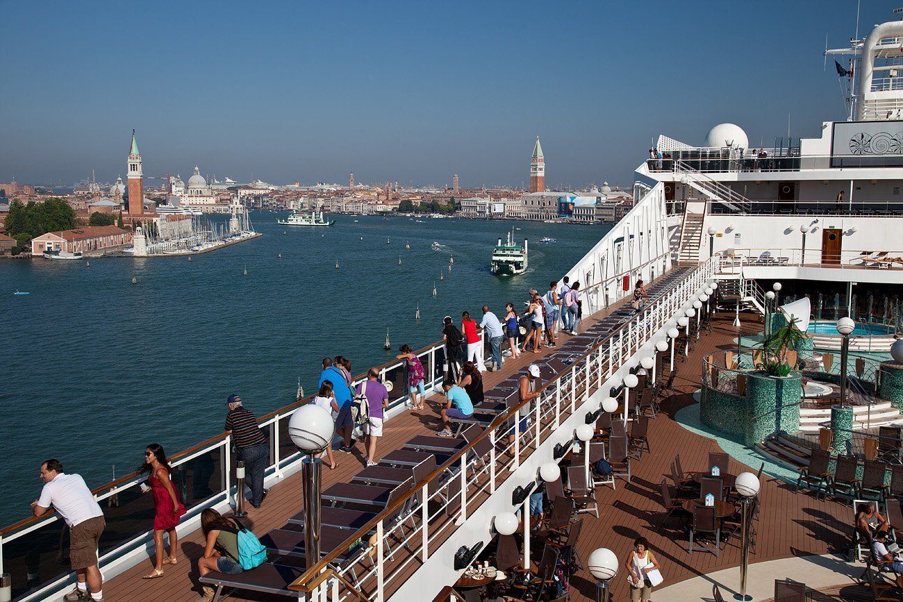 А вот, как выглядит Венеция с верхней палубы корабля.