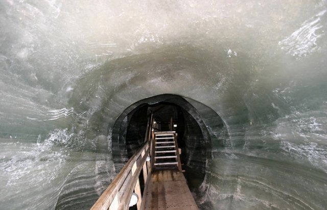 Длина «Ледовой дыры» (так ее часто называют) составляет 1232 м, а глубина - 112