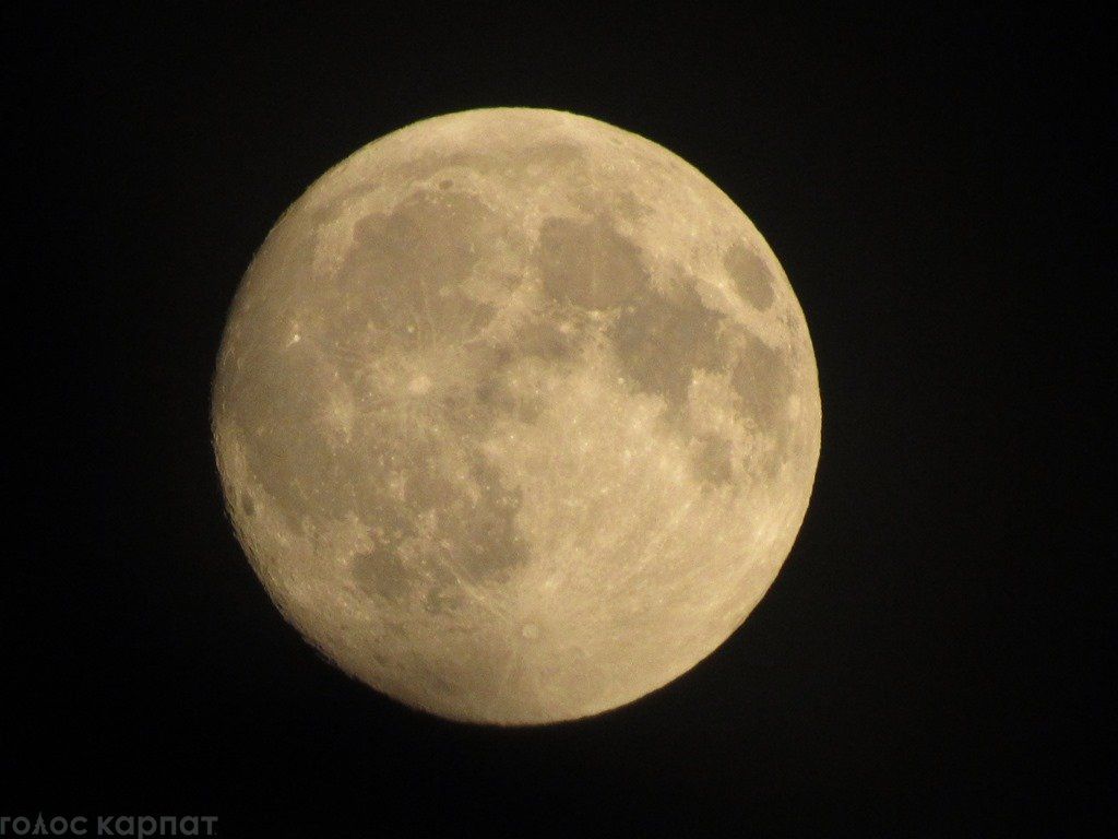В небе над Закарпатьем в канун затмения сошла живописная полная луна