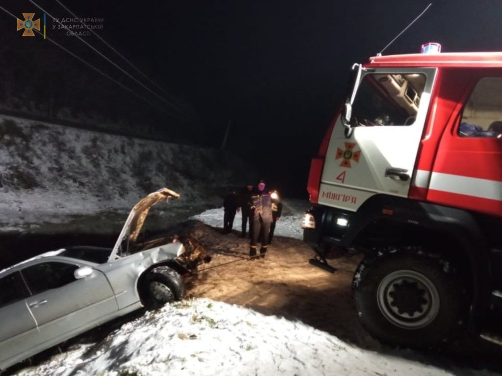 Появились фото с места ДТП в Закарпатье из-за которой пассажир попал в реанимацию 