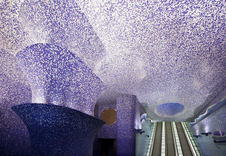 Невероятное зрелище... космический метрополитен в Неаполе
