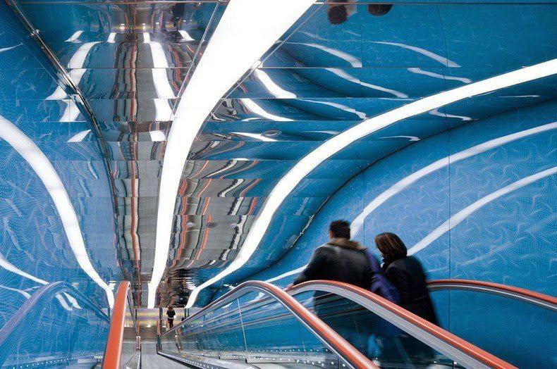Невероятное зрелище... космический метрополитен в Неаполе