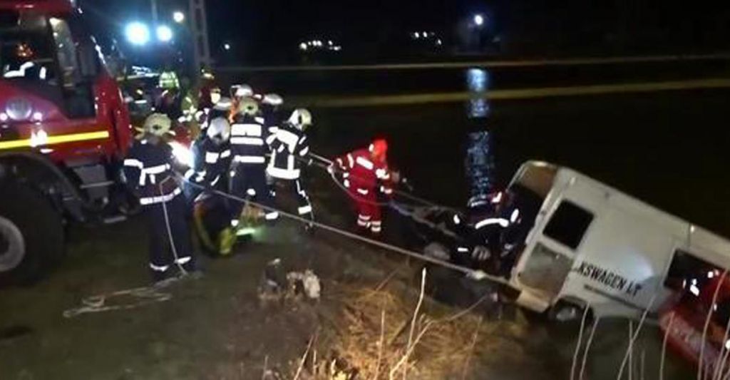 В Румынии при падении автобуса в реку погибли девять человек