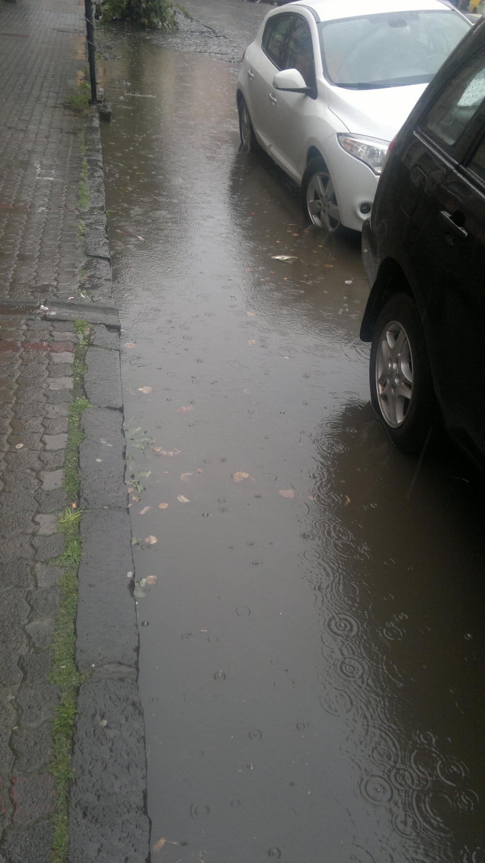 В Ужгороде снова стоит вода на улицах и тротуарах города