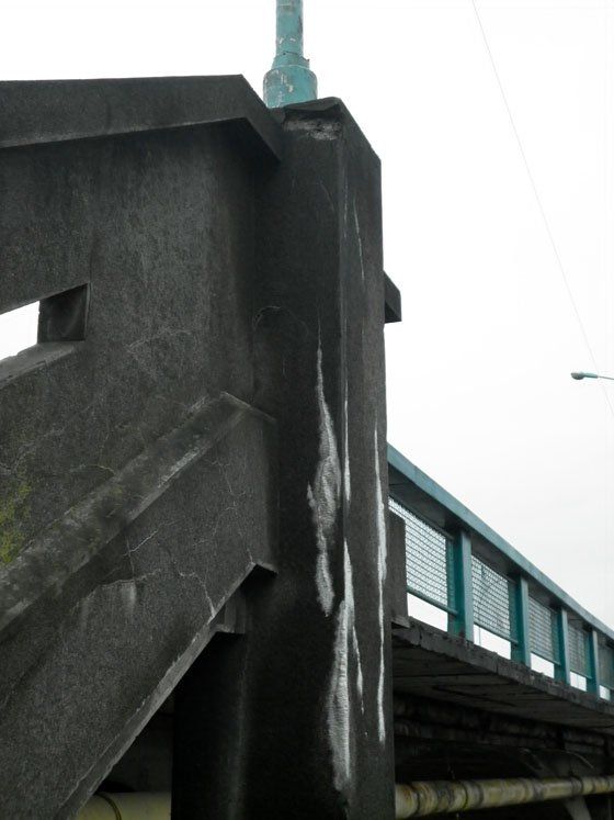Разрушается часть конструкции моста, на которой установлен фонарь