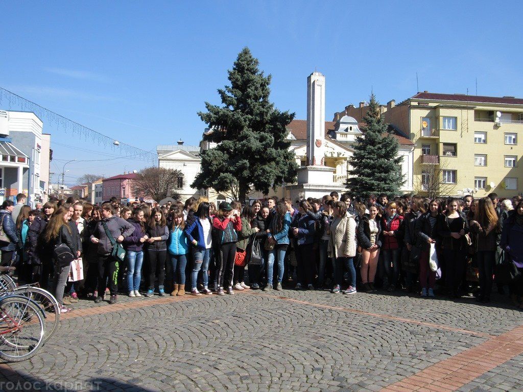 Перед початком сесії міськради студенти вийшли на мітинг під міську ратушу