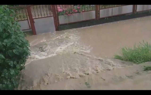 В Закарпатье из-за сильнейшего дождя дороги ушли под воду 