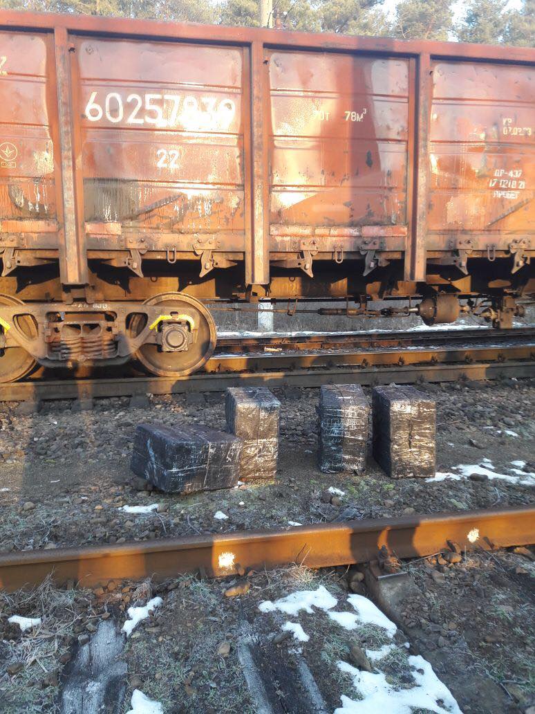 Во Львове пограничники изъяли 34 ящика сигарет, которые были среди вагонов с рудой 