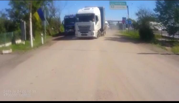В Закарпатье водитель фуры устроил мини-бунт на границе 