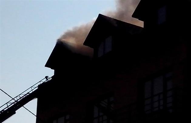 Пожежа охопила триповерховий будинок близько 9-ої ранку.