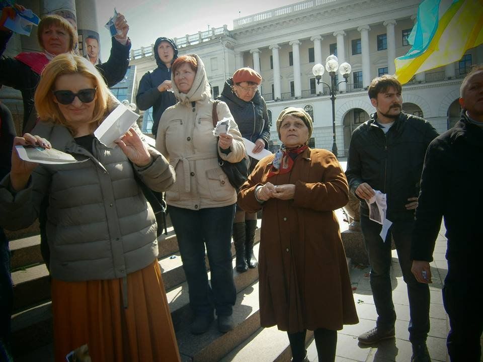 В якості протесту на Майдані зібралися близько сотні громадян