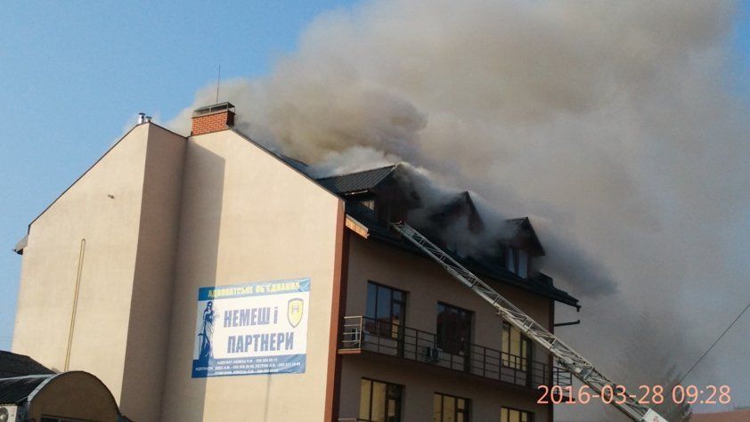 На вулиці Фединця в Ужгороді горить торгово-офісний центр
