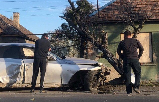 В Мукачево водитель "BMW" разбился об столб