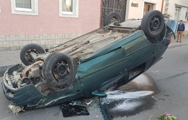 В центре Ужгорода масштабная авария - иномарка на крыше, автомобили разрушены 