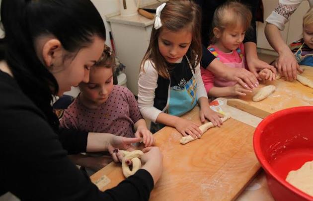 Накануне Стретения дети учились выпекать традиционное украинское печенье