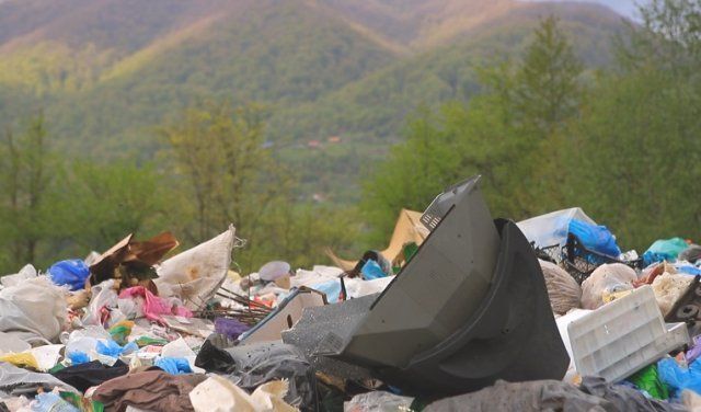 В Закарпатье появились настоящие горы - да только вот из мусора! 