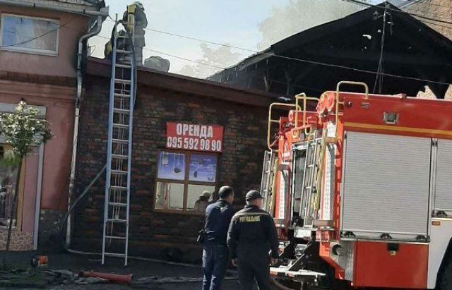 В центре Мукачево сгорел дотла магазин 