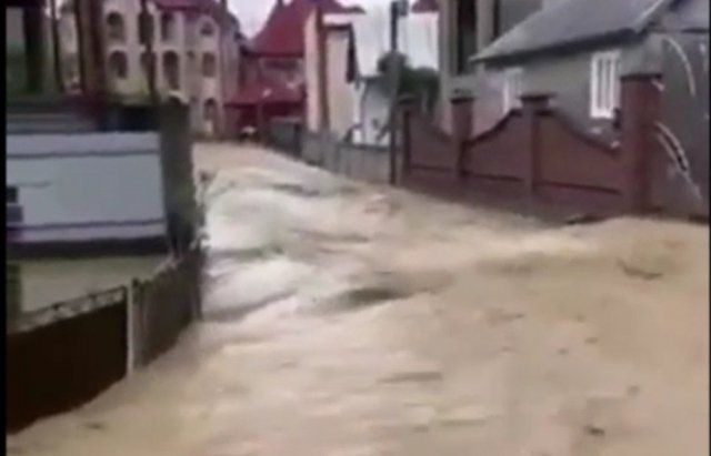 Паводок в Закарпатье: На улицах такие реки, что может и человека снести