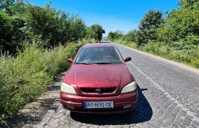 Нужно найти владельца!: Возле Мукачево брошенный автомобиль нагло обворовывают