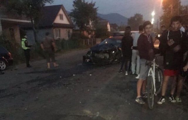 Полный кошмар на Закарпатье: В припаркованный автомобиль с 4 девушками врезался пьяный урод, есть пострадавшие