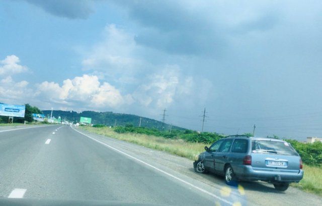 На выезде из Мукачево не хилое ДТП, на трассе уже образовались п