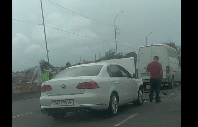 В Мукачево прямо на мосту масштабное ДТП с участием 4 автомобилей 