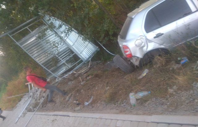 ДТП возле Мукачево: Автомобиль разнёс автобусную остановку в щепки 