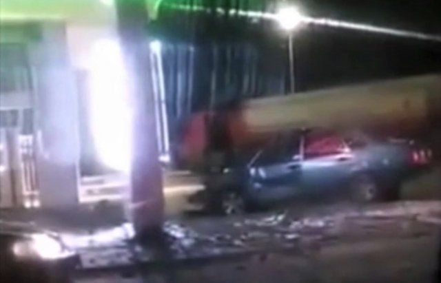 Жуткая авария в Закарпатье: Столкновение лоб в лоб, один из автомобилей влетел в АЗС
