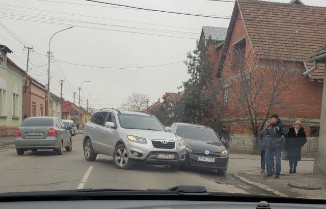 Забавное ДТП в Мукачево: Автомобили буквально не поместились на дороге