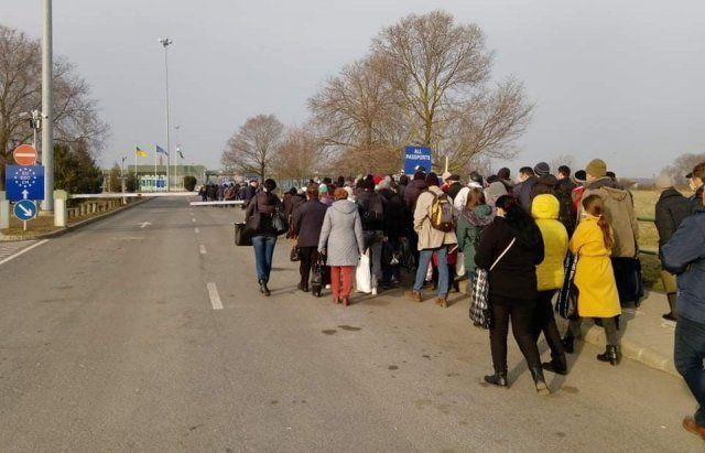Венгерская система "висит": В Закарпатье под сотню людей застряли на границе 