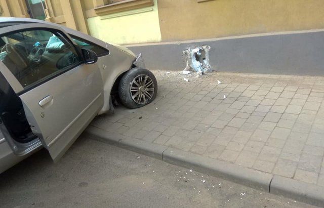 Водитель разнёс в щепки кусок стены в центре Ужгорода 