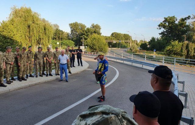 Солист известной украинской группы знатно удивил своим приездом пограничников в Закарпатье