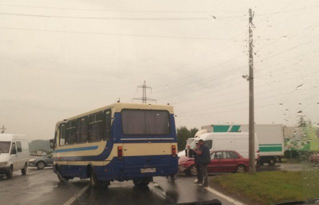 Рейсовый автобус попал в нехилое ДТП на выезде из Мукачево