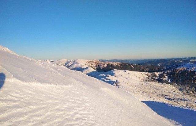 На вершине горы в Закарпатье зимняя феерия 