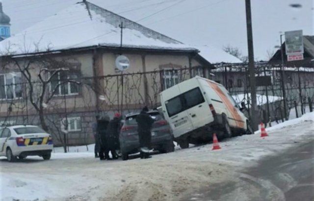 В Закарпатье микроавтобус не поделил дорогу с внедорожником 