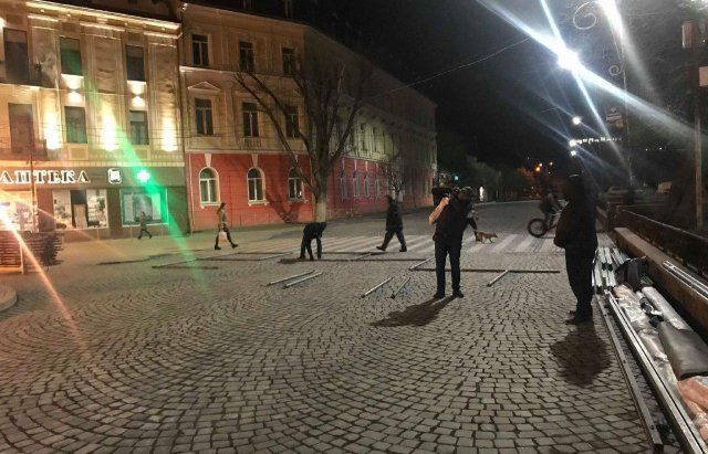 В центре Ужгорода десятки рабочих начали монтировать сцену 