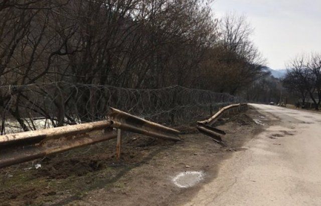 В Закарпатье жители активно выступают против "стены", которую возвели пограничники