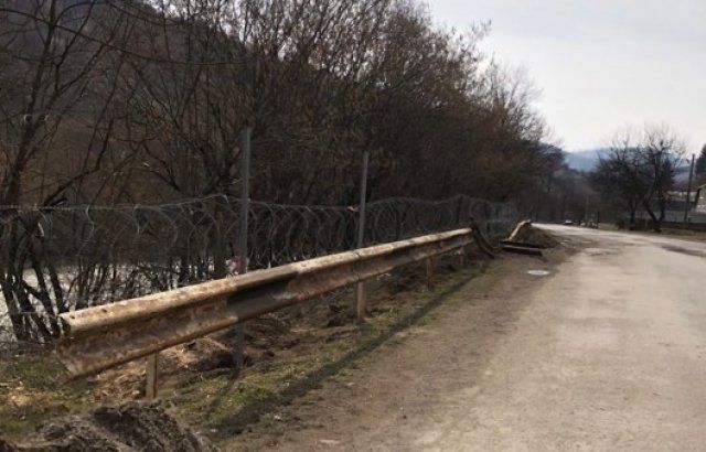 В Закарпатье жители активно выступают против "стены", которую возвели пограничники