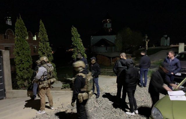 Масштабная спецоперация СБУ в Закарпатье: Появились шокирующие кадры с обысков роскошного дома одного из фигурантов дела 