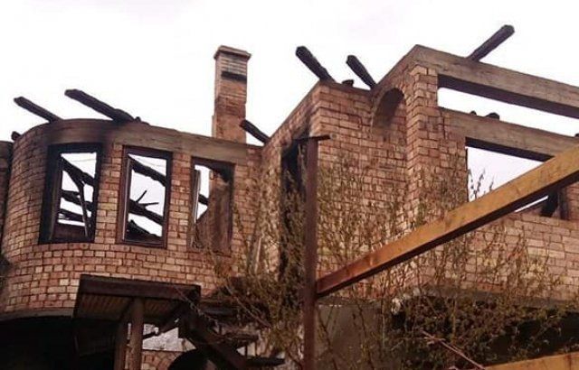 В Закарпатье бушующий огонь забрал дома сразу у нескольких семей 