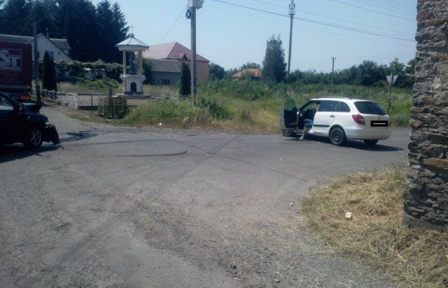 В Закарпатье под палящим солнцем столкнулись две машины 