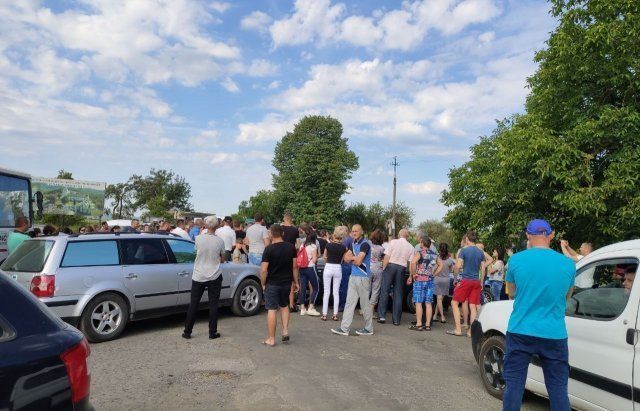 В Закарпатье на одной из трасс обозленные жители устроили митинг 