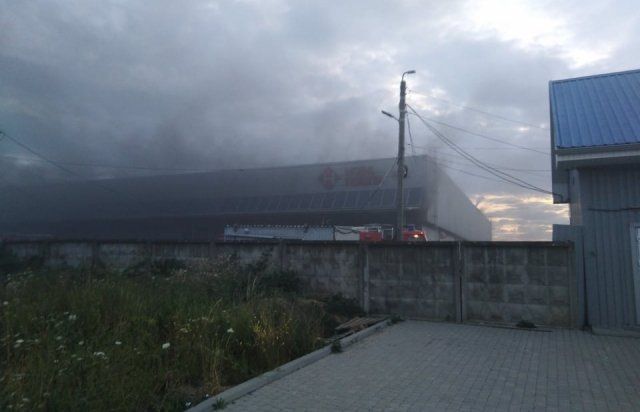 В Закарпатье огонь охватил огромный склад "Новой Почты" 
