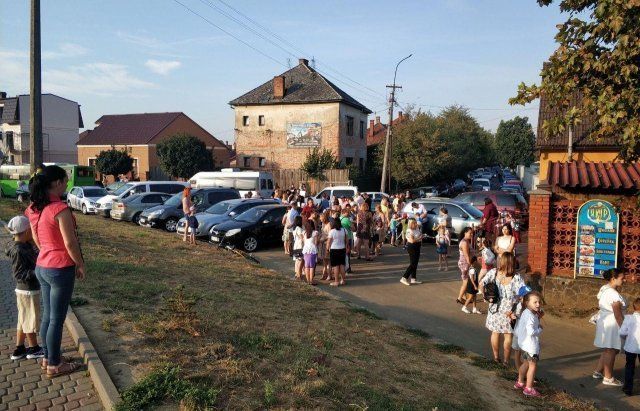 В Мукачево на одной из улиц водители застряли в заторе